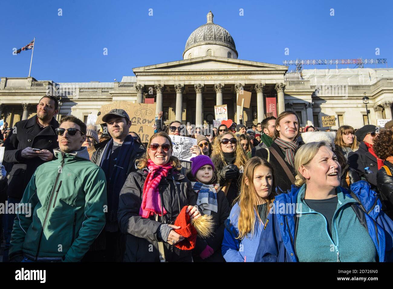 Des manifestants se sont rassemblés sur Trafalgar Square lors de la Marche des femmes à Londres, où des manifestants ont défilé pour promouvoir les droits des femmes à la suite du résultat des élections américaines. Date de la photo: Samedi 21 janvier 2017. Le crédit photo devrait se lire: Matt Crossick/ EMPICS Entertainment. Banque D'Images