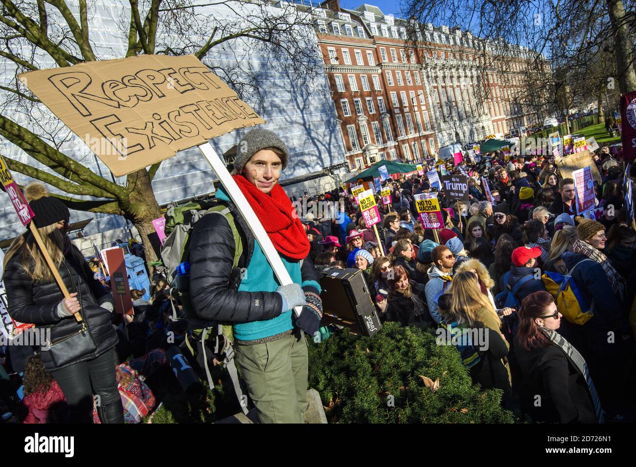 Les manifestants se rassemblent devant l'ambassade américaine de Grosvenor Square lors de la Marche des femmes à Londres, où les manifestants ont défilé pour promouvoir les droits des femmes à la suite du résultat des élections américaines. Date de la photo: Samedi 21 janvier 2017. Le crédit photo devrait se lire: Matt Crossick/ EMPICS Entertainment. Banque D'Images