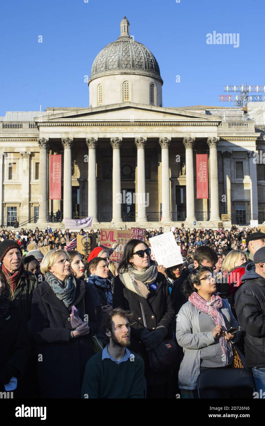 Des manifestants se sont rassemblés sur Trafalgar Square lors de la Marche des femmes à Londres, où des manifestants ont défilé pour promouvoir les droits des femmes à la suite du résultat des élections américaines. Date de la photo: Samedi 21 janvier 2017. Le crédit photo devrait se lire: Matt Crossick/ EMPICS Entertainment. Banque D'Images