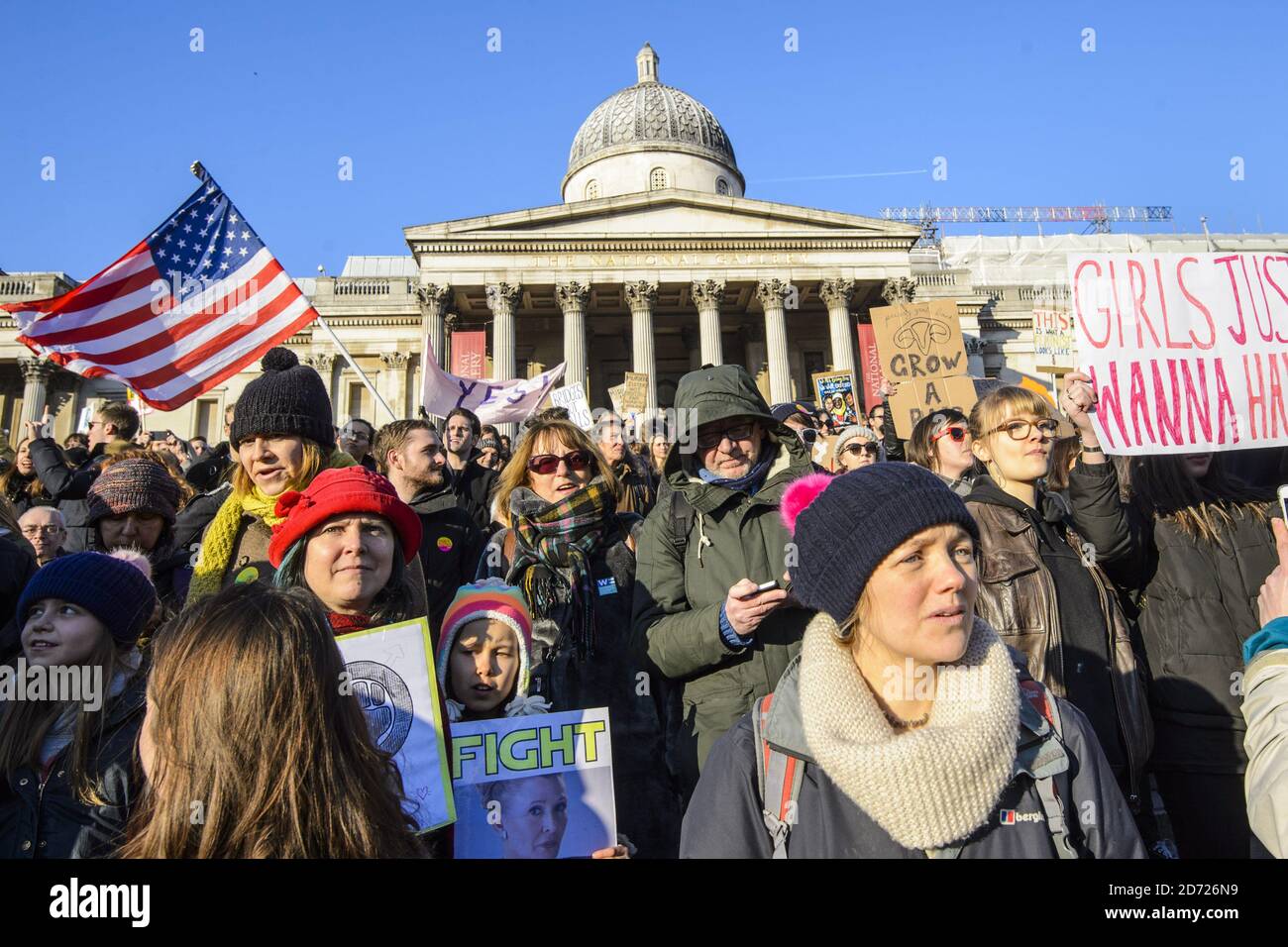 Des manifestants se sont rassemblés sur Trafalgar Square lors de la Marche des femmes à Londres, où des manifestants ont défilé pour promouvoir les droits des femmes à la suite du résultat des élections américaines. Date de la photo: Samedi 21 janvier 2017. Le crédit photo devrait se lire: Matt Crossick/ EMPICS Entertainment. Banque D'Images
