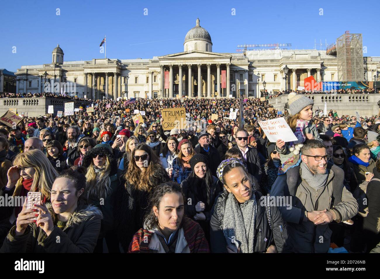 Des manifestants se sont rassemblés sur Trafalgar Square lors de la Marche des femmes à Londres, où des manifestants ont défilé pour promouvoir les droits des femmes à la suite du résultat des élections américaines. Date de la photo: Samedi 21 janvier 2017. Le crédit photo devrait se lire: Matt Crossick/ EMPICS Entertainment. Banque D'Images