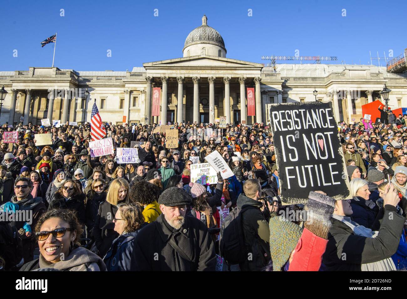 Des manifestants se sont rassemblés sur Trafalgar Square lors de la Marche des femmes à Londres, où des manifestants ont défilé pour promouvoir les droits des femmes à la suite du résultat des élections américaines. Date de la photo: Samedi 21 janvier 2017. Le crédit photo devrait se lire: Matt Crossick/ EMPICS Entertainment. Banque D'Images