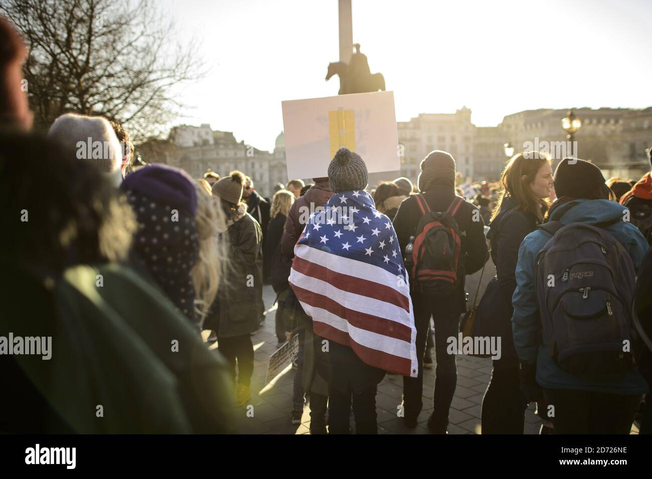 Des manifestants se sont rassemblés sur Trafalgar Square lors de la Marche des femmes à Londres, où des manifestants ont défilé pour promouvoir les droits des femmes à la suite du résultat des élections américaines. Date de la photo: Samedi 21 janvier 2017. Le crédit photo devrait se lire: Matt Crossick/ EMPICS Entertainment. Banque D'Images