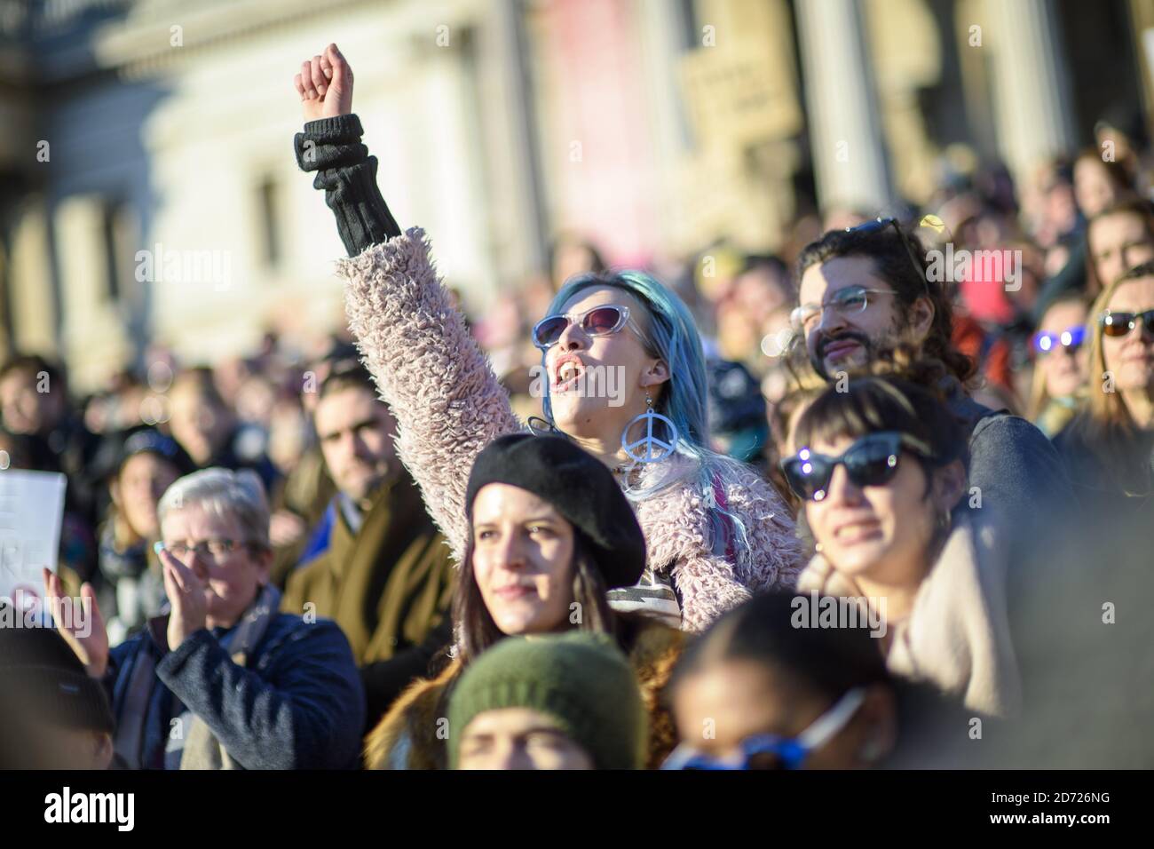 Des manifestants se sont rassemblés sur Trafalgar Square lors de la Marche des femmes à Londres, où des manifestants ont défilé pour promouvoir les droits des femmes à la suite du résultat des élections américaines. Date de la photo: Samedi 21 janvier 2017. Le crédit photo devrait se lire: Matt Crossick/ EMPICS Entertainment. Banque D'Images