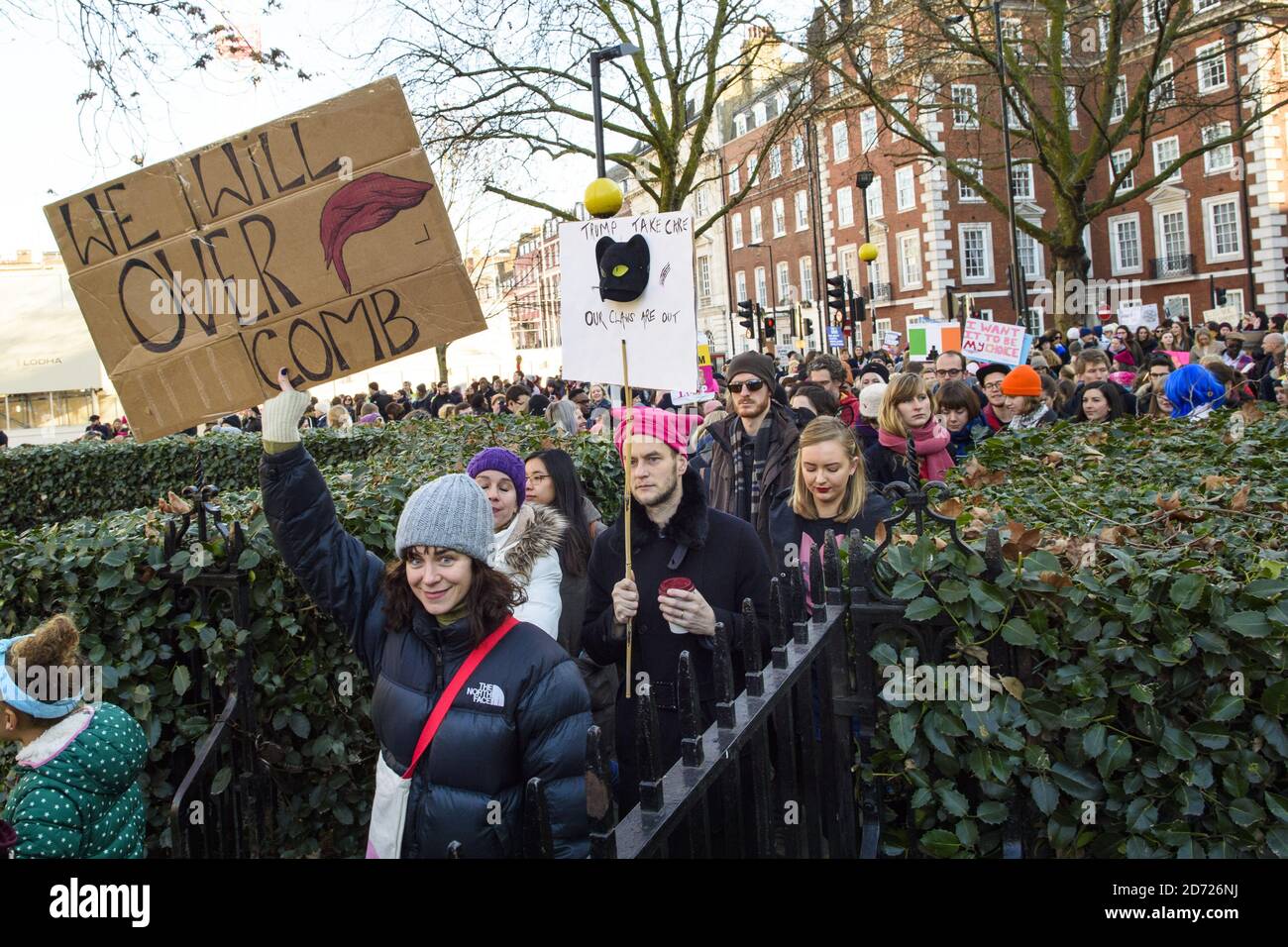 Les manifestants se rassemblent devant l'ambassade américaine de Grosvenor Square lors de la Marche des femmes à Londres, où les manifestants ont défilé pour promouvoir les droits des femmes à la suite du résultat des élections américaines. Date de la photo: Samedi 21 janvier 2017. Le crédit photo devrait se lire: Matt Crossick/ EMPICS Entertainment. Banque D'Images