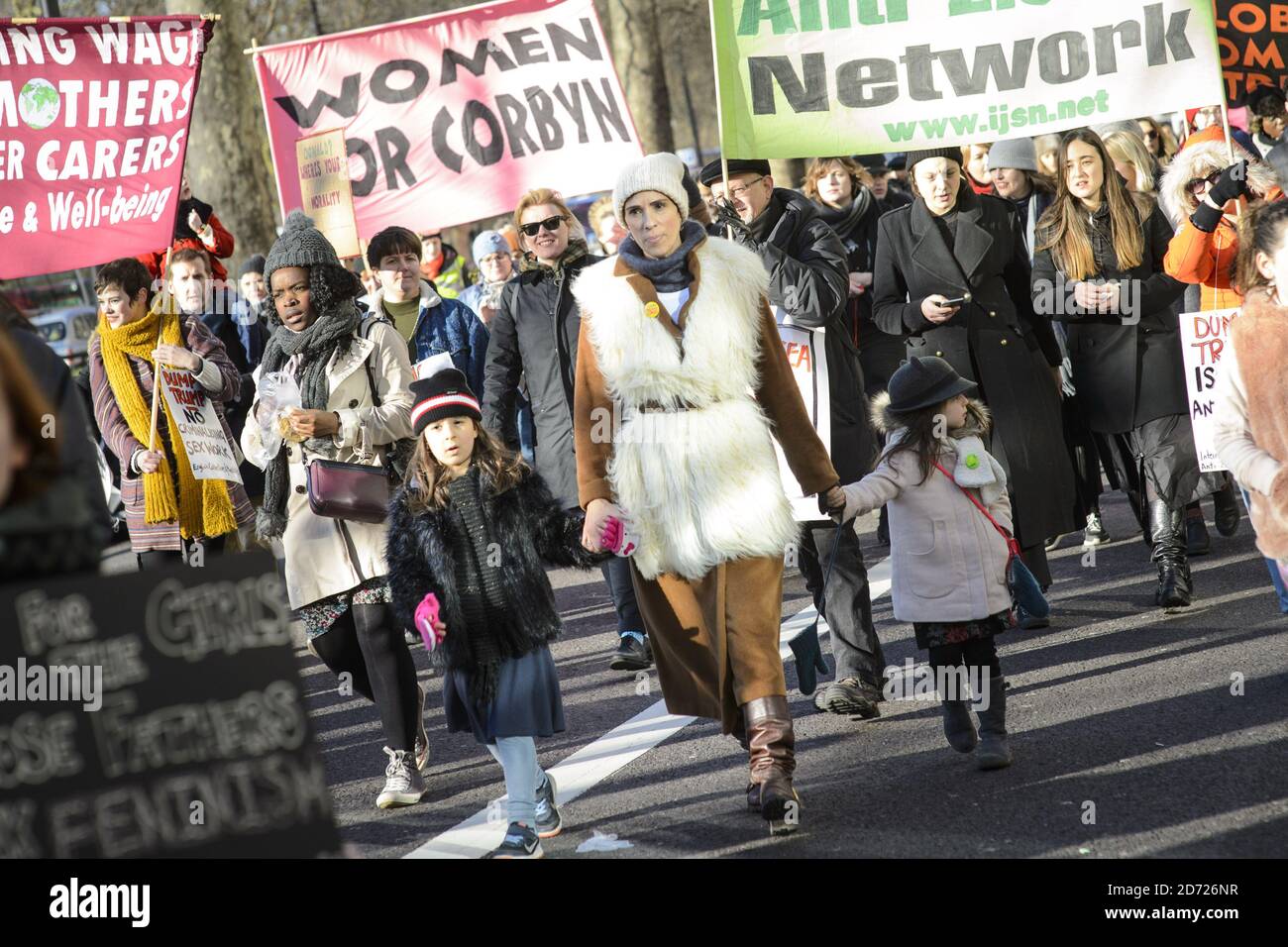 Des manifestants se sont rassemblés à Park Lane lors de la Marche des femmes à Londres, où des manifestants ont défilé pour promouvoir les droits des femmes à la suite du résultat des élections américaines. Date de la photo: Samedi 21 janvier 2017. Le crédit photo devrait se lire: Matt Crossick/ EMPICS Entertainment. Banque D'Images