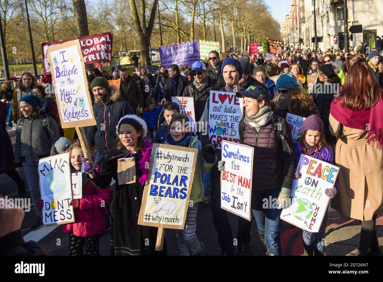 Des manifestants se sont rassemblés à Park Lane lors de la Marche des femmes à Londres, où des manifestants ont défilé pour promouvoir les droits des femmes à la suite du résultat des élections américaines. Date de la photo: Samedi 21 janvier 2017. Le crédit photo devrait se lire: Matt Crossick/ EMPICS Entertainment. Banque D'Images