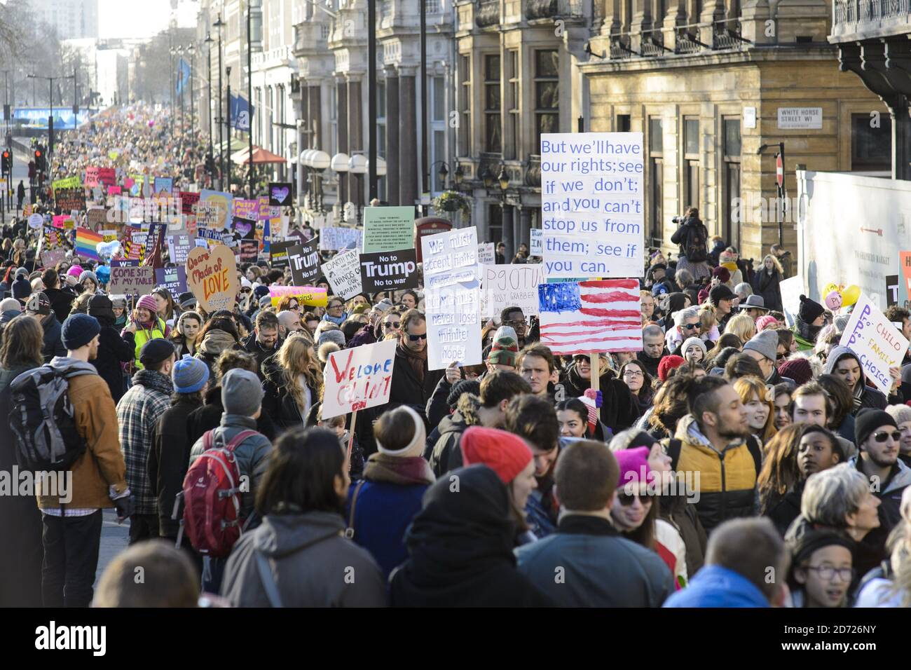 Les manifestants descendent Piccadilly lors de la Marche des femmes à Londres, où les manifestants ont défilé pour promouvoir les droits des femmes à la suite des résultats des élections américaines. Date de la photo: Samedi 21 janvier 2017. Le crédit photo devrait se lire: Matt Crossick/ EMPICS Entertainment. Banque D'Images