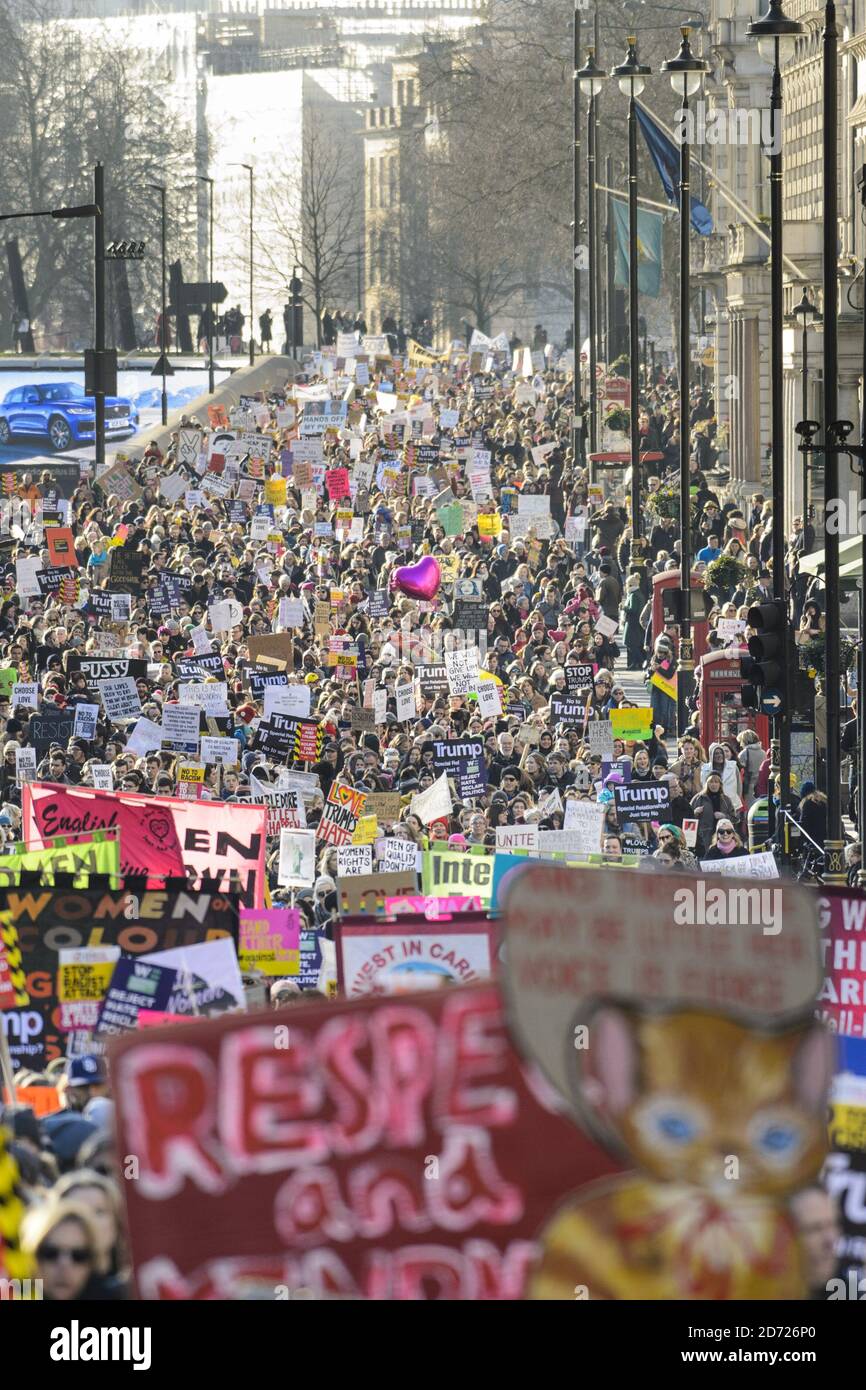 Les manifestants descendent Piccadilly lors de la Marche des femmes à Londres, où les manifestants ont défilé pour promouvoir les droits des femmes à la suite des résultats des élections américaines. Date de la photo: Samedi 21 janvier 2017. Le crédit photo devrait se lire: Matt Crossick/ EMPICS Entertainment. Banque D'Images