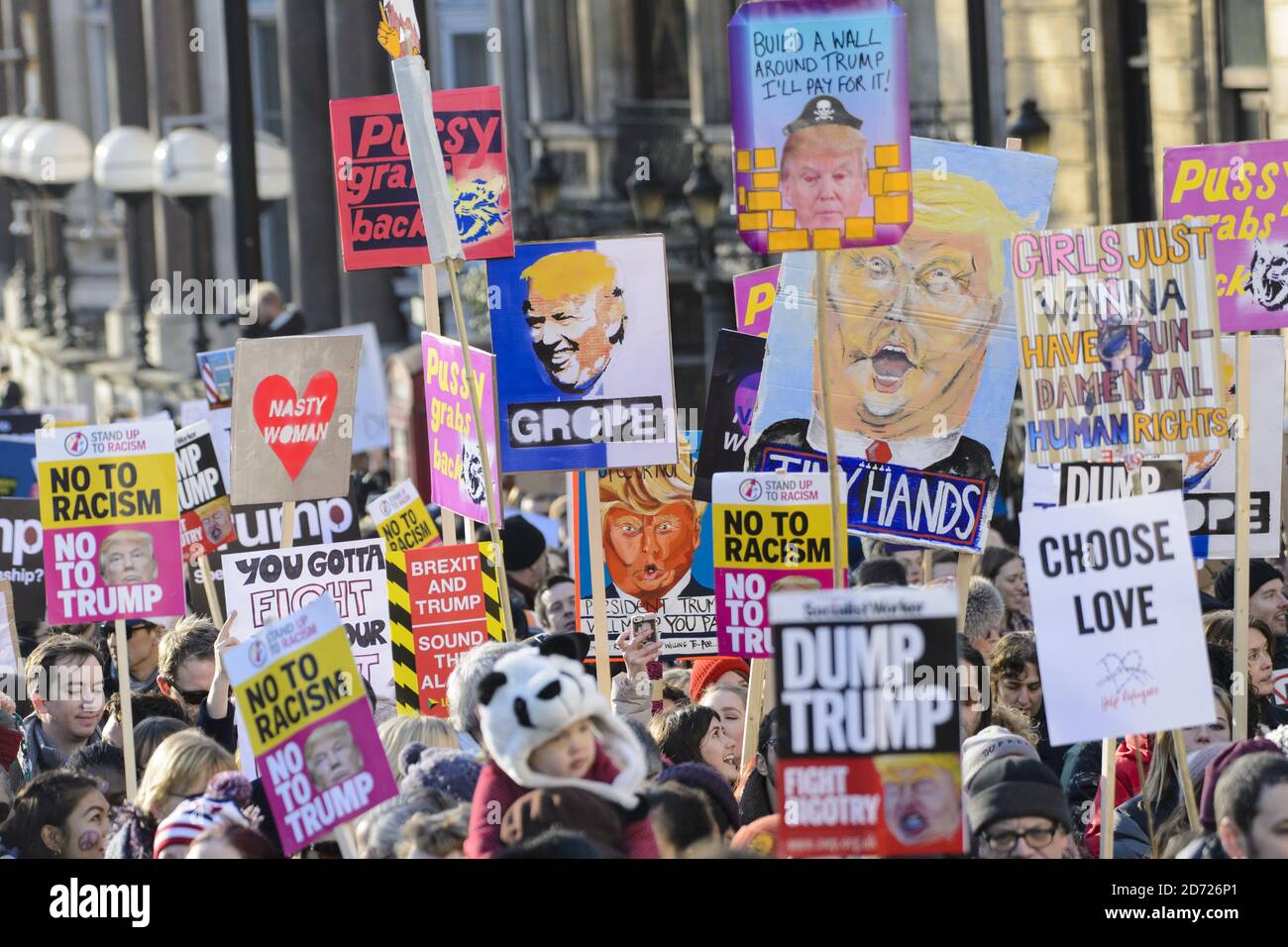 Les manifestants descendent Piccadilly lors de la Marche des femmes à Londres, où les manifestants ont défilé pour promouvoir les droits des femmes à la suite des résultats des élections américaines. Date de la photo: Samedi 21 janvier 2017. Le crédit photo devrait se lire: Matt Crossick/ EMPICS Entertainment. Banque D'Images