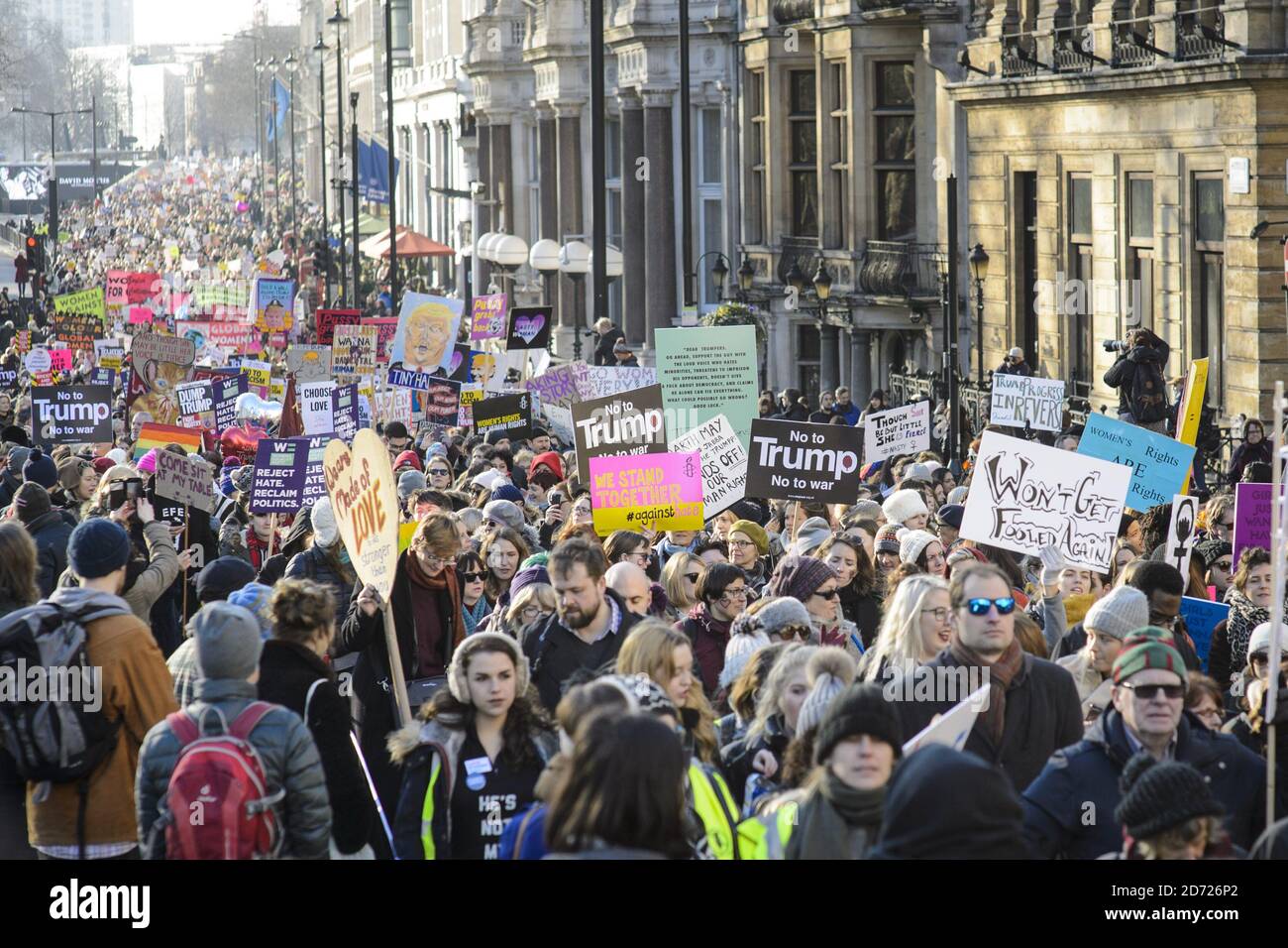 Les manifestants descendent Piccadilly lors de la Marche des femmes à Londres, où les manifestants ont défilé pour promouvoir les droits des femmes à la suite des résultats des élections américaines. Date de la photo: Samedi 21 janvier 2017. Le crédit photo devrait se lire: Matt Crossick/ EMPICS Entertainment. Banque D'Images