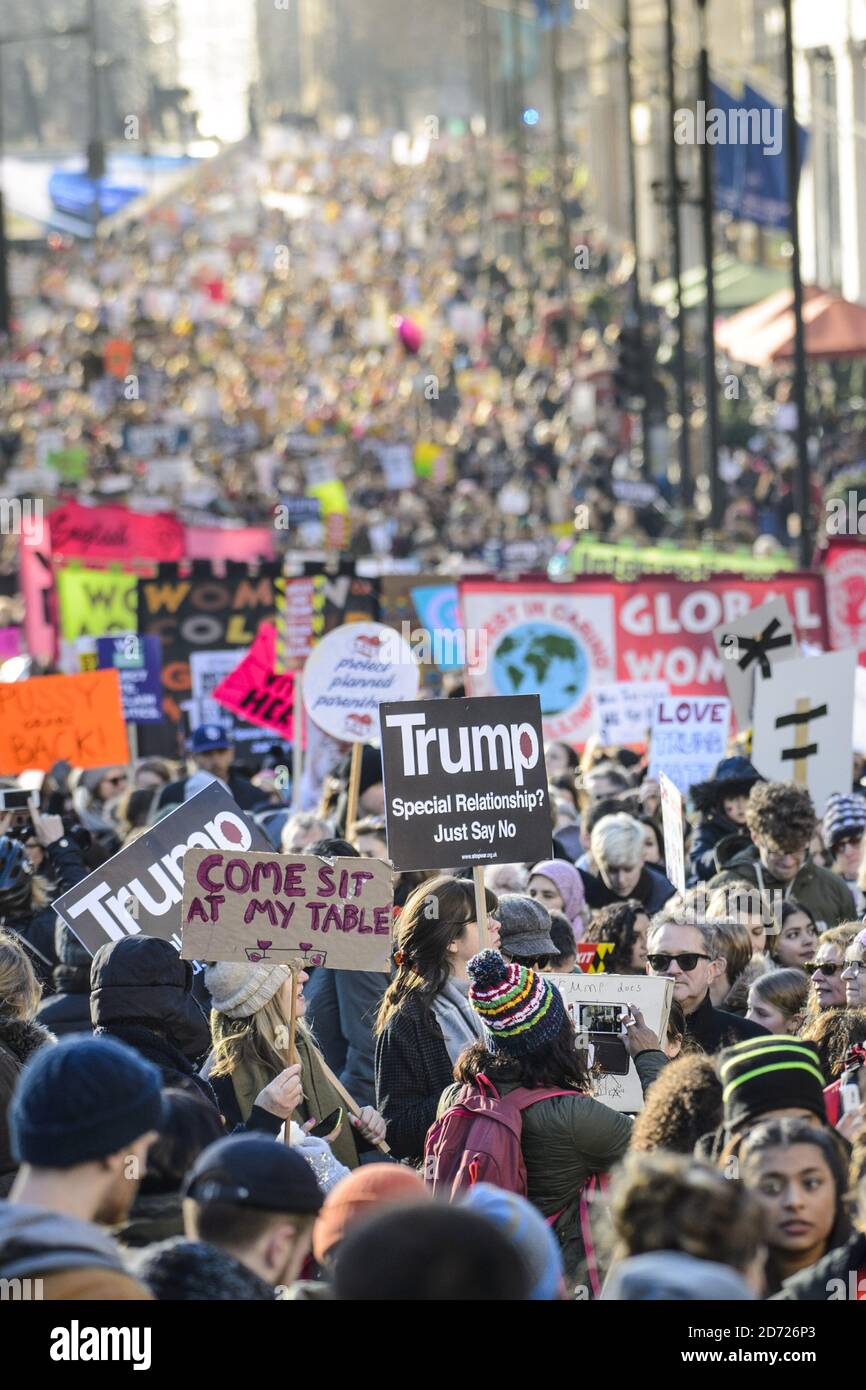 Les manifestants descendent Piccadilly lors de la Marche des femmes à Londres, où les manifestants ont défilé pour promouvoir les droits des femmes à la suite des résultats des élections américaines. Date de la photo: Samedi 21 janvier 2017. Le crédit photo devrait se lire: Matt Crossick/ EMPICS Entertainment. Banque D'Images