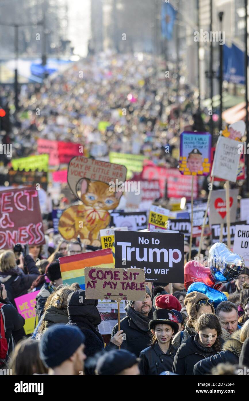 Les manifestants descendent Piccadilly lors de la Marche des femmes à Londres, où les manifestants ont défilé pour promouvoir les droits des femmes à la suite des résultats des élections américaines. Date de la photo: Samedi 21 janvier 2017. Le crédit photo devrait se lire: Matt Crossick/ EMPICS Entertainment. Banque D'Images