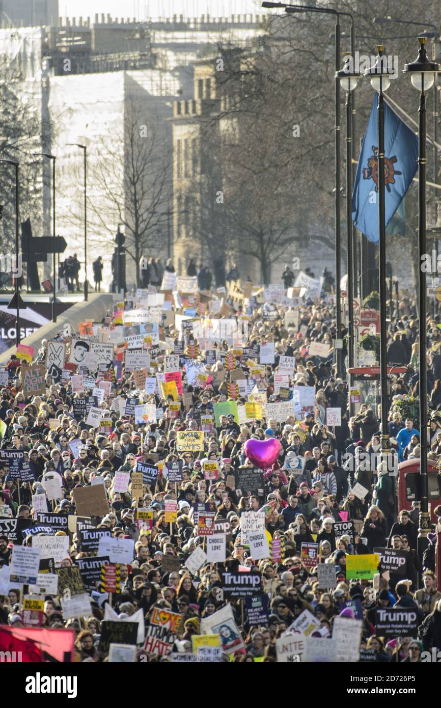 Les manifestants descendent Piccadilly lors de la Marche des femmes à Londres, où les manifestants ont défilé pour promouvoir les droits des femmes à la suite des résultats des élections américaines. Date de la photo: Samedi 21 janvier 2017. Le crédit photo devrait se lire: Matt Crossick/ EMPICS Entertainment. Banque D'Images