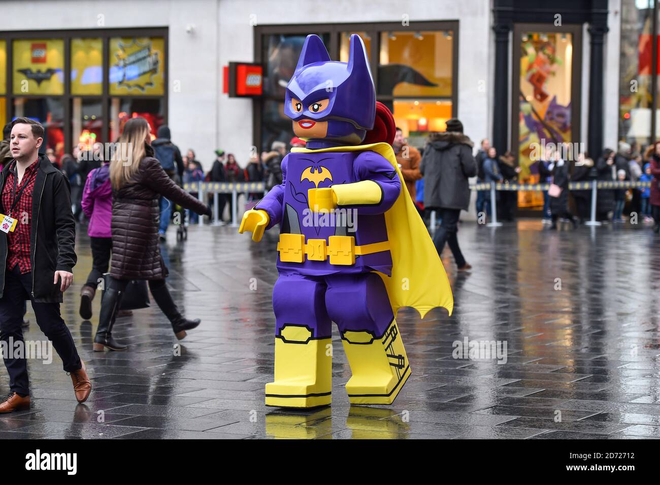 Un personnage de Lego Batgirl traverse Leicester Square, Londres, avant d'assister à une projection de gala du film de Lego Batman au cinéma Empire. Date de la photo: Samedi 28 janvier 2016. Le crédit photo devrait se lire: Matt Crossick/ EMPICS Entertainment. Banque D'Images