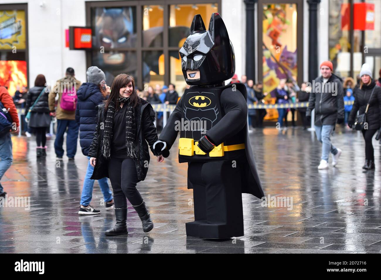 Un personnage de Lego Batman traverse Leicester Square, Londres, avant d'assister à une projection de gala du film Lego Batman au cinéma Empire. Date de la photo: Samedi 28 janvier 2016. Le crédit photo devrait se lire: Matt Crossick/ EMPICS Entertainment. Banque D'Images