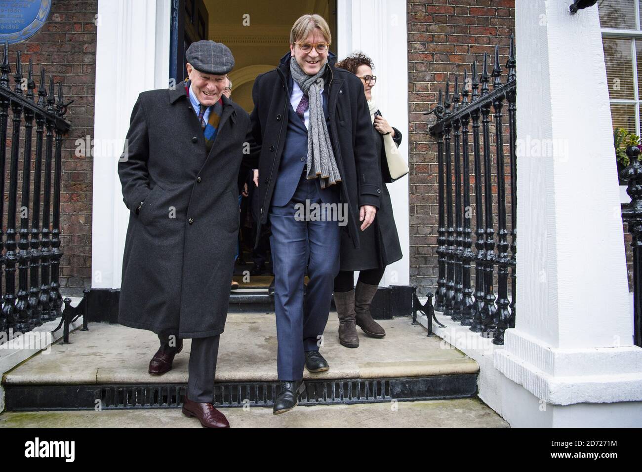 Guy Verhofstadt, le négociateur en chef du Brexit de l'UE, quitte Chatham House à Londres après avoir participé à un débat sur le « Brexit et au-delà ». Date de la photo: Lundi 30 janvier 2016. Le crédit photo devrait se lire: Matt Crossick/ EMPICS Entertainment. Banque D'Images