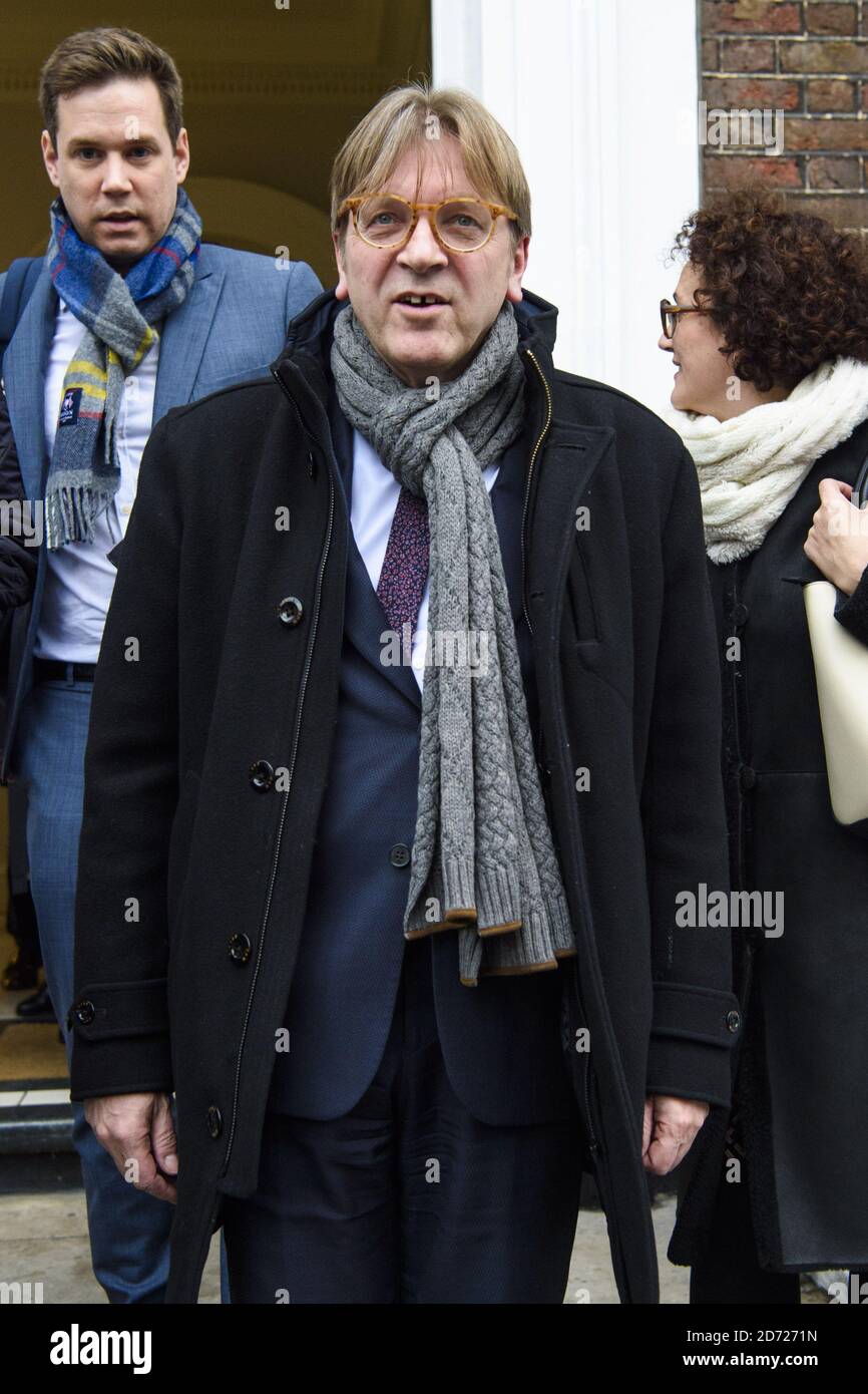 Guy Verhofstadt, le négociateur en chef du Brexit de l'UE, quitte Chatham House à Londres après avoir participé à un débat sur le « Brexit et au-delà ». Date de la photo: Lundi 30 janvier 2016. Le crédit photo devrait se lire: Matt Crossick/ EMPICS Entertainment. Banque D'Images