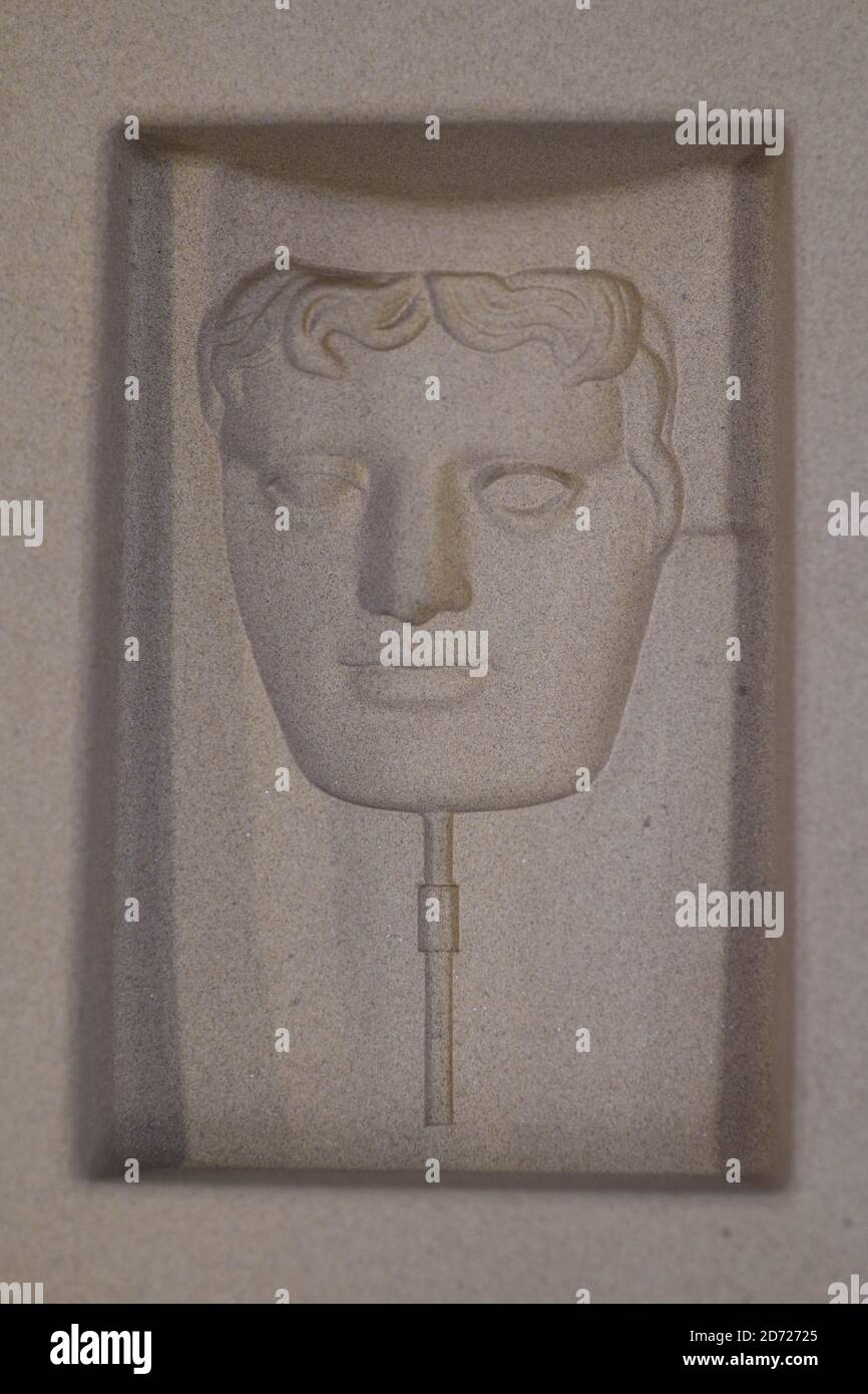 Une coulée finie pendant la réalisation des prix BAFTA, dans une fonderie de West Drayton, Middlesex, avant la cérémonie de remise des prix en février. Conçue par le sculpteur américain Mitzi Cunliffe, New Pro Foundry a fait les moulages de bronze depuis la création de la cérémonie en 1976. Date de la photo: Mardi 31 janvier 2016. Le crédit photo devrait se lire: Matt Crossick/ EMPICS Entertainment. Banque D'Images
