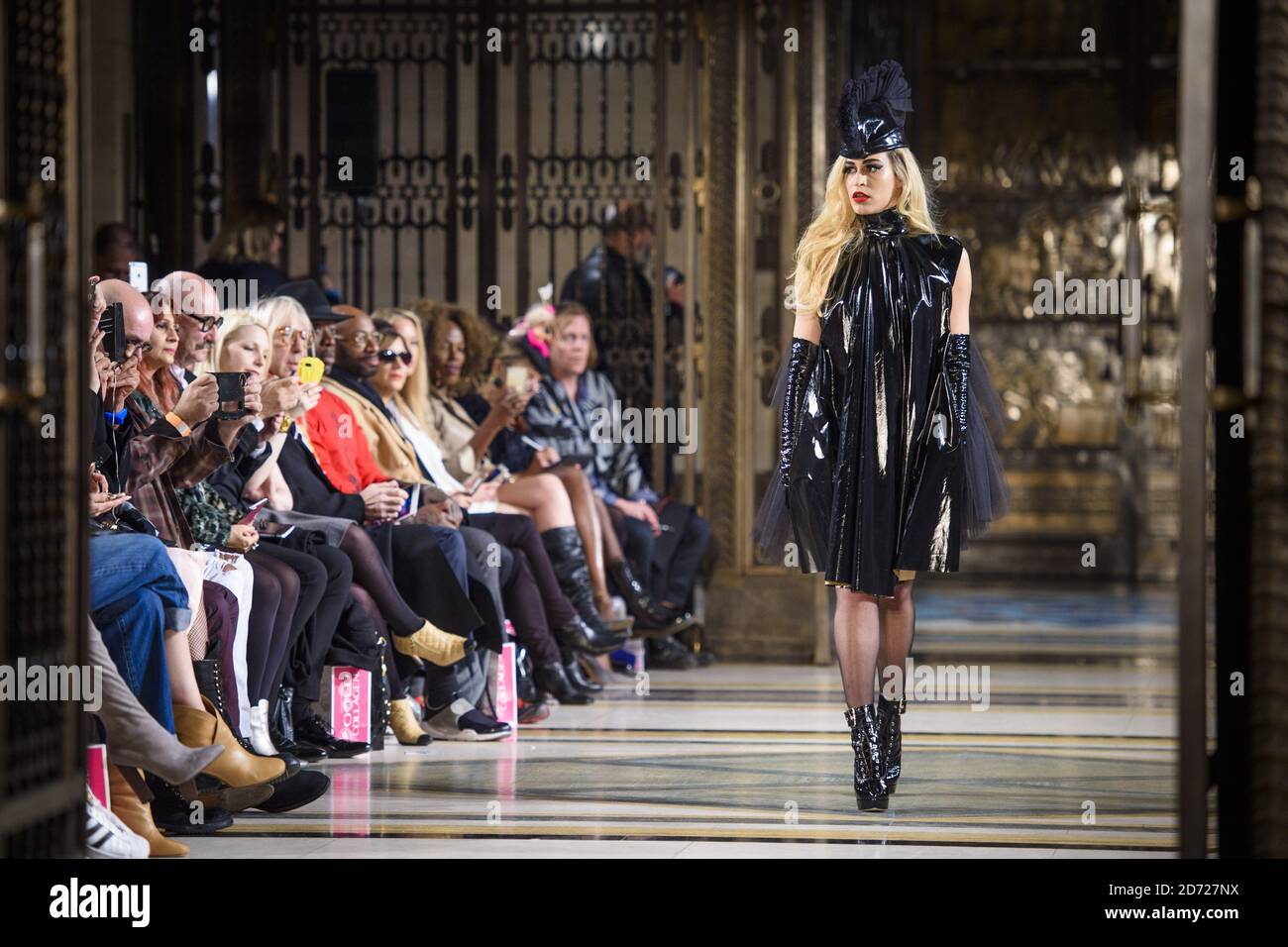 Alice Dellal sur la passerelle pendant le Pam Hogg automne/hiver 2017 London Fashion week au rendez-vous du Fashion Scout dans le Freemason's Hall, Londres. Date de la photo: Samedi 19 février 2017. Le crédit photo devrait se lire: Matt Crossick/ EMPICS Entertainment. Banque D'Images