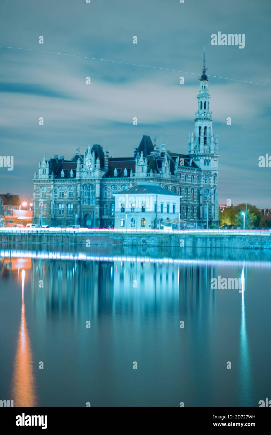 ANTWERPEN, BELGIQUE - 18 octobre 2020 : une photo du bâtiment Loodswezen la nuit. Banque D'Images