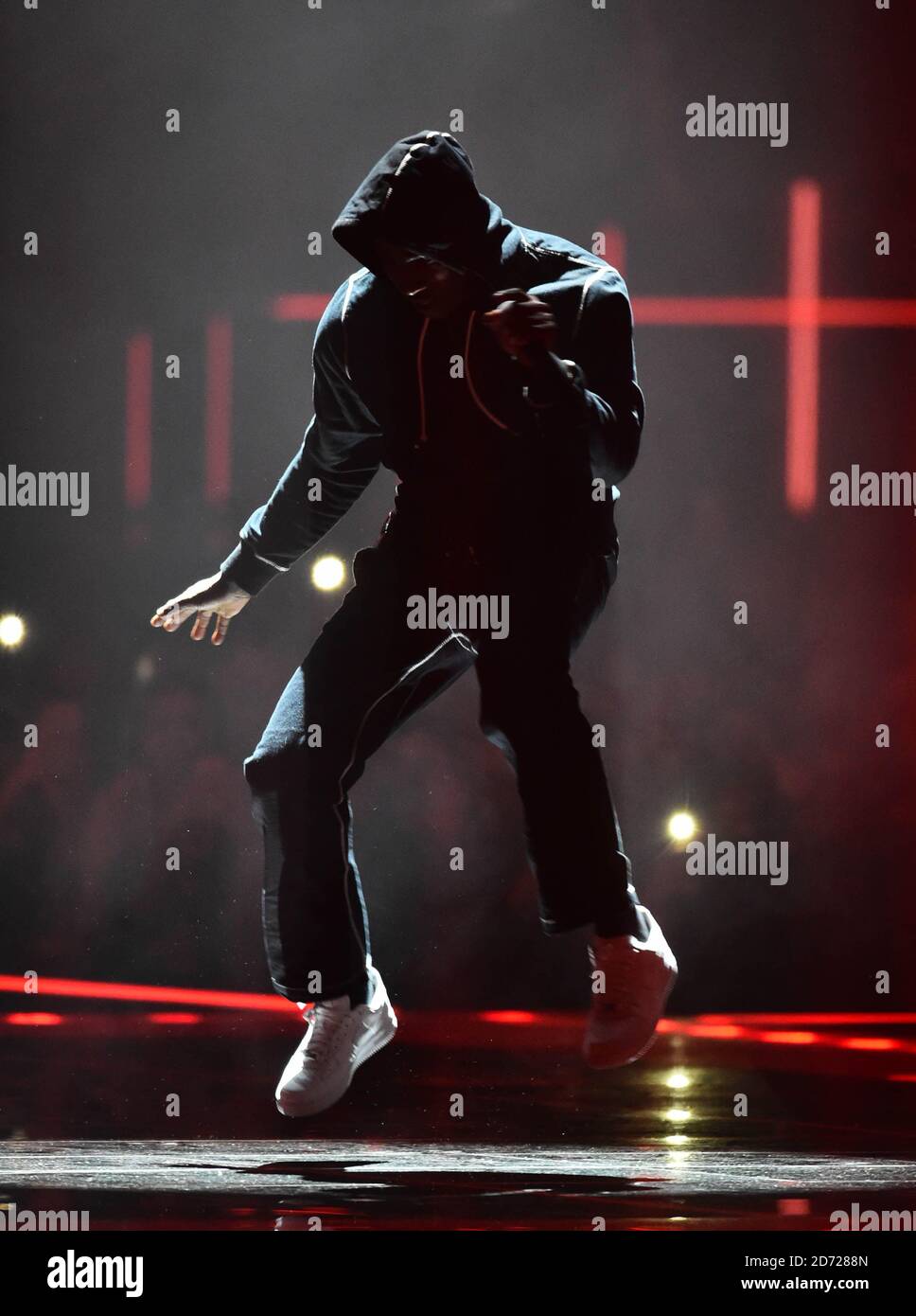 Skepta sur scène aux BRIT Awards 2017, qui se tiennent à l'O2 Arena, à Londres. Date de la photo mardi 22 février 2017. Le crédit photo devrait être Matt Crossick/EMPICS Entertainment. Usage éditorial exclusif - aucune marchandise. Banque D'Images
