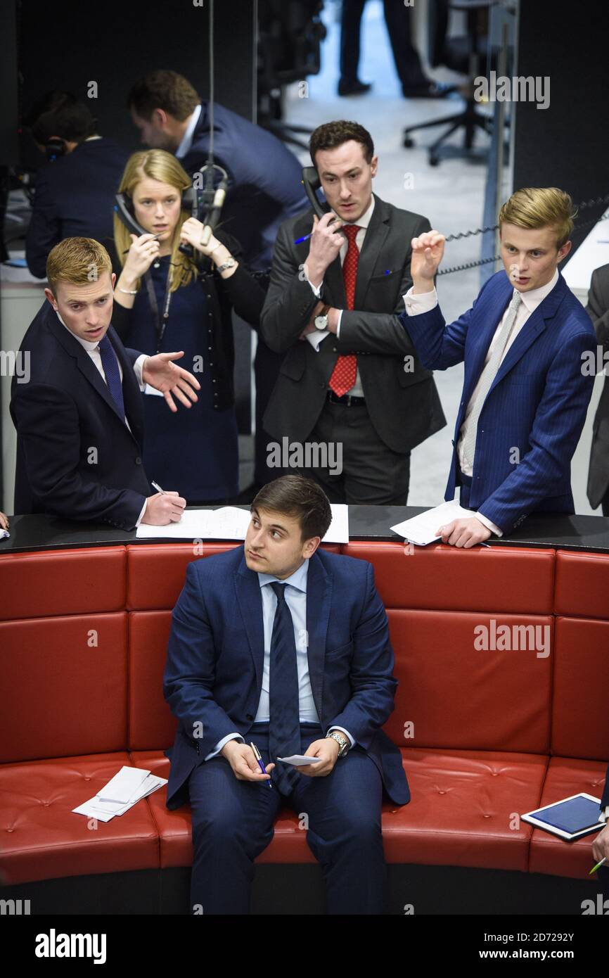 Traders photographiés lors d'une séance de négociation ouverte, dans « The Ring » au London Metal Exchange à Londres. Date de la photo: Mardi 15 mars 2016. Le crédit photo devrait se lire: Matt Crossick/ EMPICS. Le LME, le plus grand marché mondial des métaux de base, est le seul échange financier en Europe à utiliser encore le commerce en plein air, où les contrats sont négociés en éclats intenses de 5 minutes. Banque D'Images