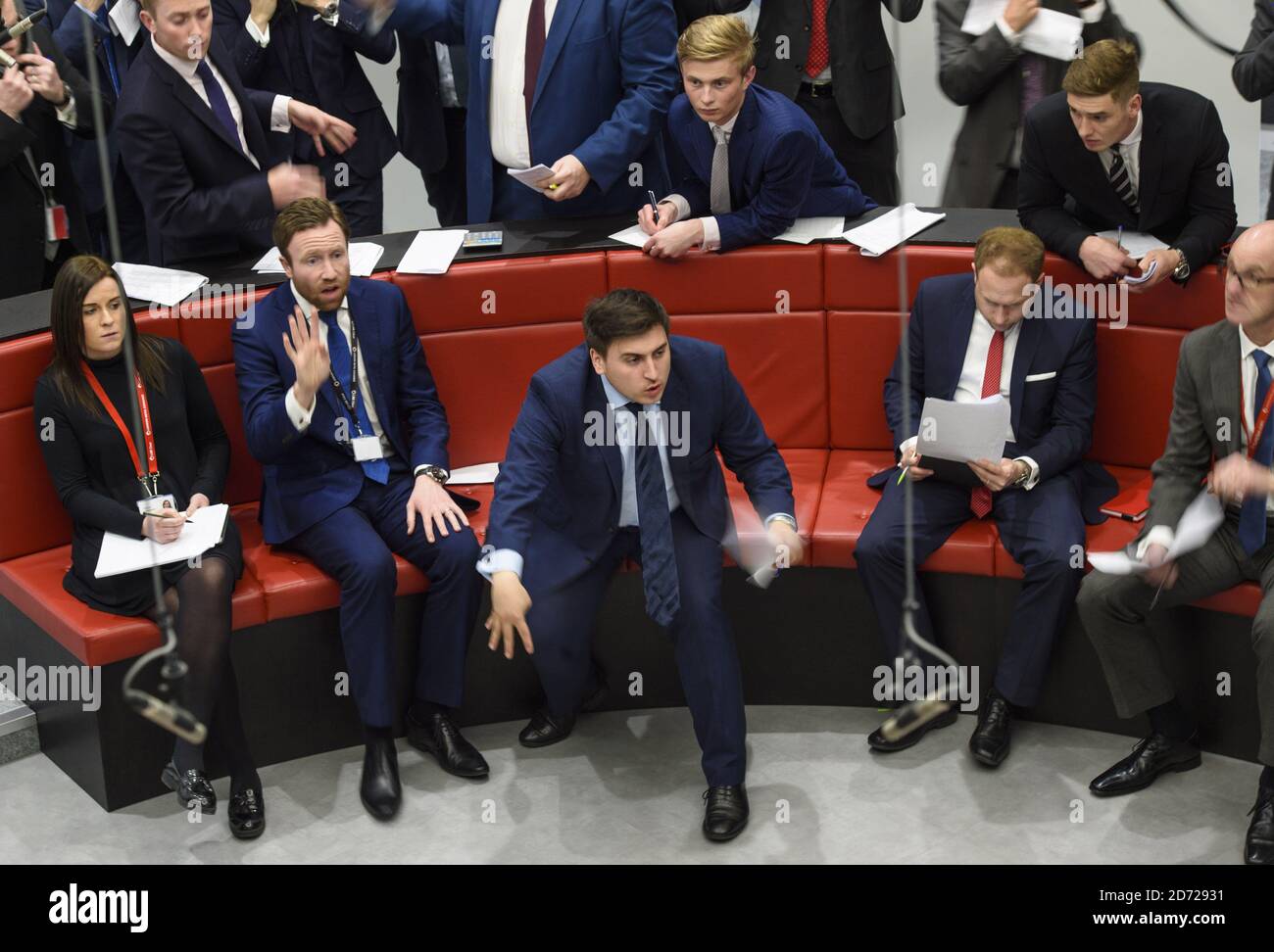 Traders photographiés lors d'une séance de négociation ouverte, dans « The Ring » au London Metal Exchange à Londres. Date de la photo: Mardi 15 mars 2016. Le crédit photo devrait se lire: Matt Crossick/ EMPICS. Le LME, le plus grand marché mondial des métaux de base, est le seul échange financier en Europe à utiliser encore le commerce en plein air, où les contrats sont négociés en éclats intenses de 5 minutes. Banque D'Images