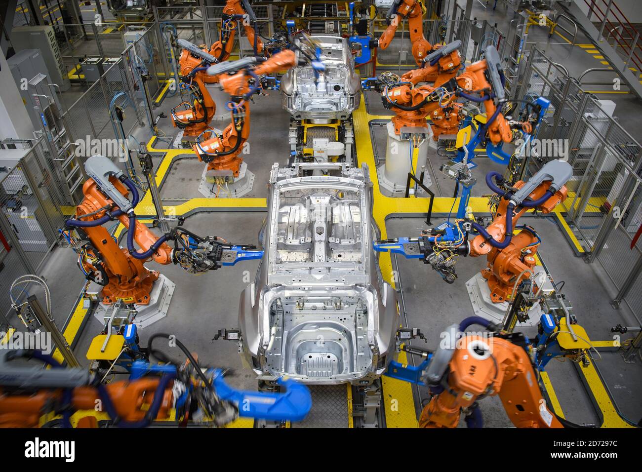 Les bras robotisés rivent les panneaux de voiture ensemble dans l'atelier de carrosserie en aluminium, qui fait partie de l'usine de fabrication avancée de Jaguar Land Rover à Solihull, Birmingham. Date de la photo: Mercredi 15 mars 2017. Le crédit photo devrait se lire: Matt Crossick/ EMPICS. L'atelier de carrosserie en aluminium 3 est le plus grand atelier de carrosserie en aluminium d'Europe. Il contient près de 800 robots qui construisent les voitures Jaguar F-Pace et Range Rover Velar. Il est capable de produire une carrosserie en aluminium toutes les 76 secondes. Banque D'Images