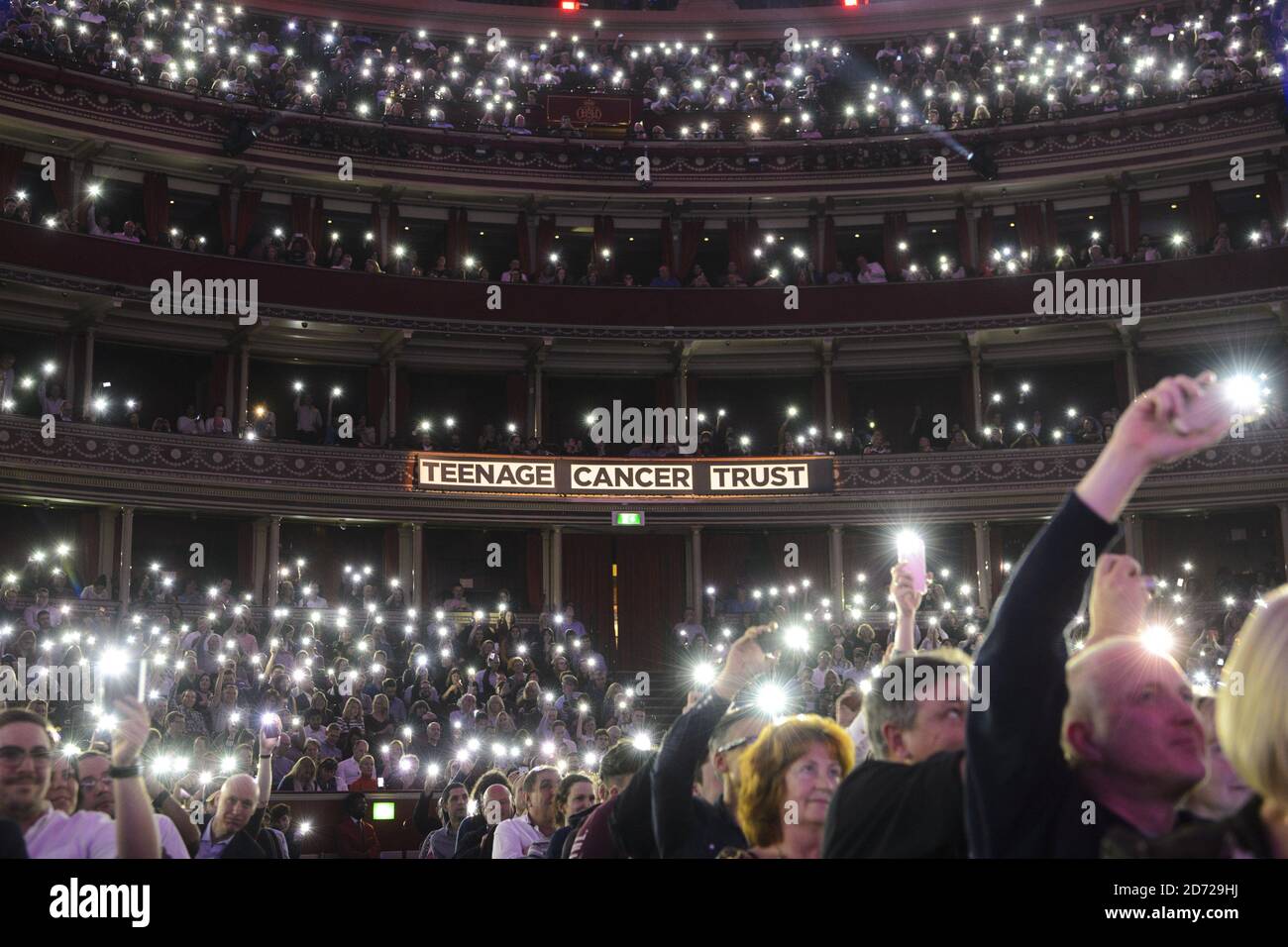 Le public au Royal Albert Hall de Londres lors de la série de concerts annuels Teenage cancer Trust. Date de la photo: Mercredi 29 mars 2017. Le crédit photo devrait se lire: Matt Crossick/ EMPICS Entertainment. Banque D'Images