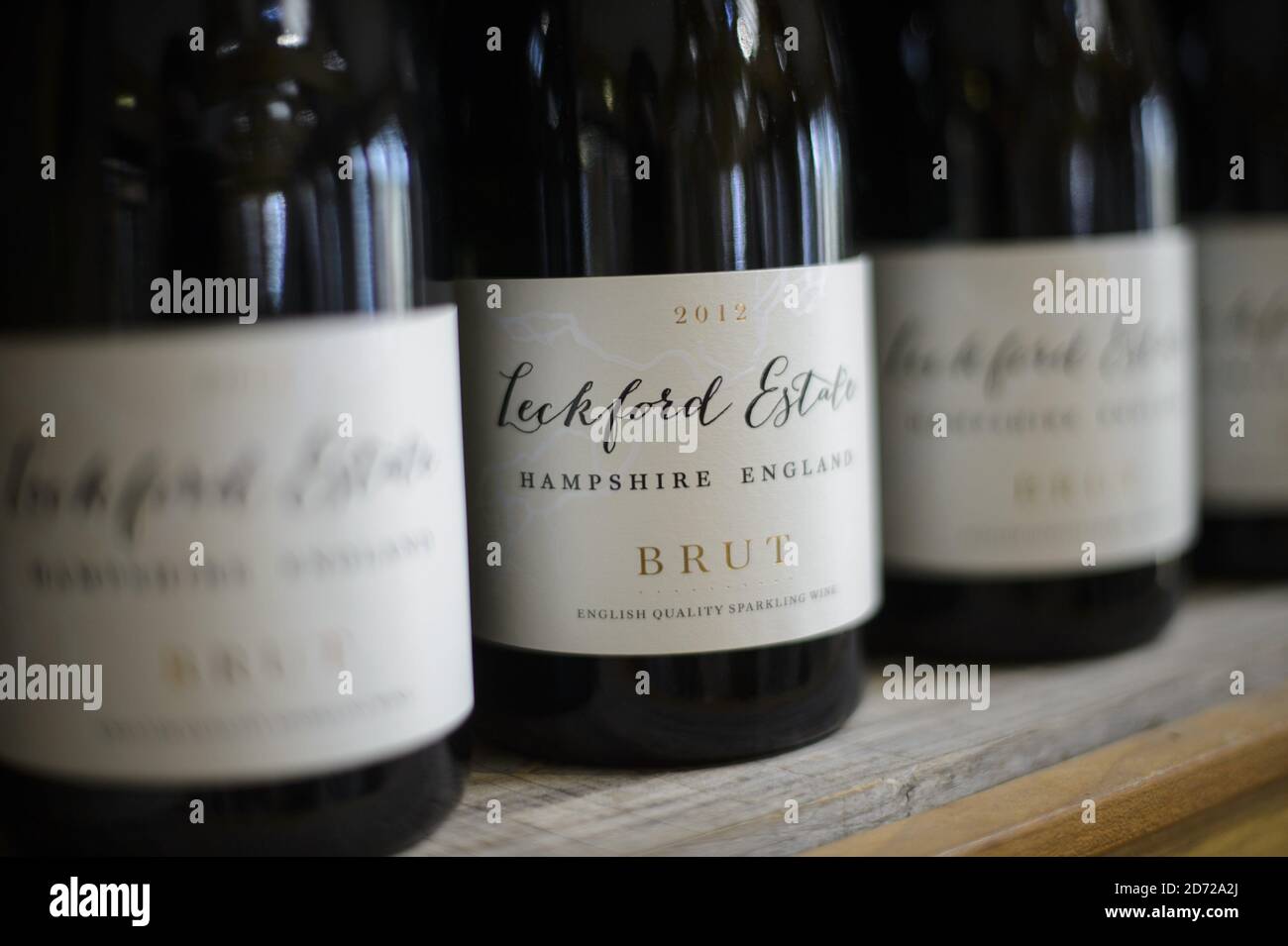 Vin produit à partir du vignoble sur le domaine de Waitrose Leckford dans le Hampshire. Il a été annoncé vendredi que Waitrose deviendra le premier producteur à exporter du vin britannique en Chine. Date de la photo: Jeudi 6 avril 2017. Le crédit photo devrait se lire: Matt Crossick/Empics Entertainment. Le domaine de Leckford est une ferme de 4000 hectares, détenue et gérée par Waitrose, et produit pour ses magasins au Royaume-Uni et pour l'exportation vers 56 pays. Banque D'Images