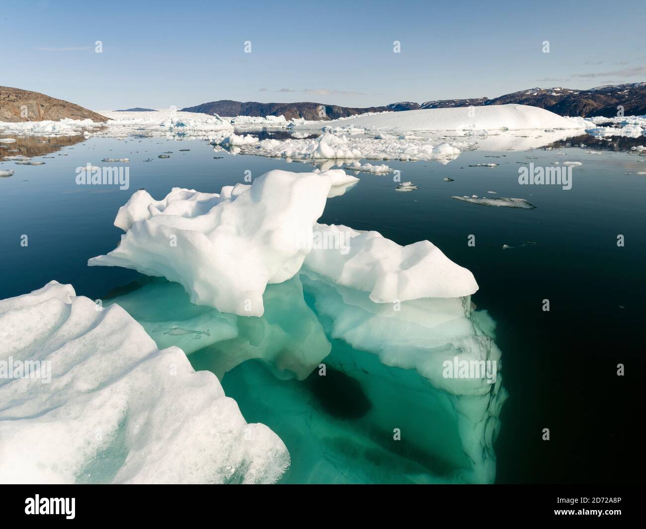Icebergs dans le système du fjord d'Uummannaq, dans le nord de l'ouest du groenland. Glacier Store Gletscher et la calotte glaciaire en arrière-plan. Amérique, Amérique du Nord Banque D'Images