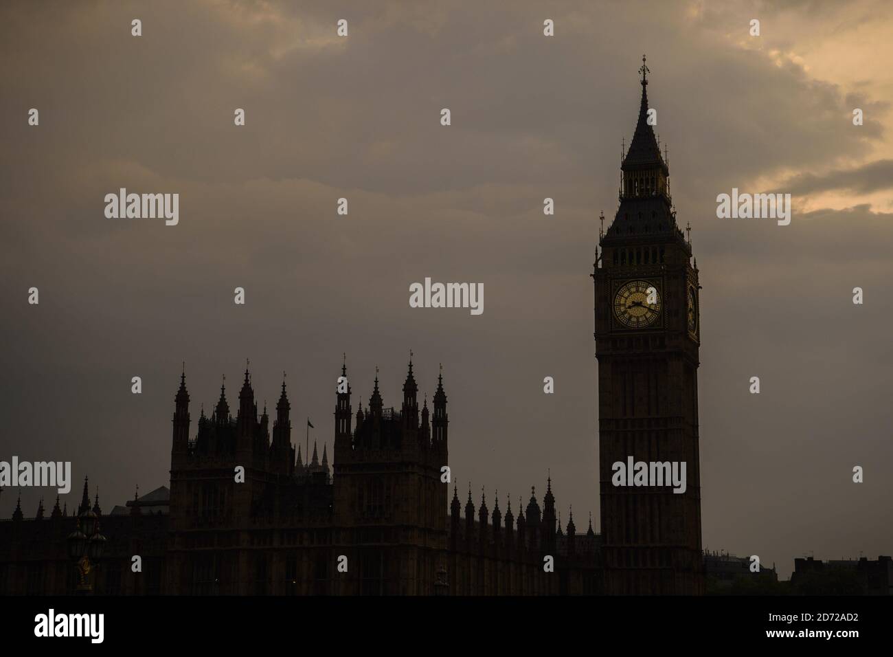 Vue générale du coucher de soleil sur les chambres du Parlement à Westminster, Londres. Date de la photo: Jeudi 11 mai 2017. Le crédit photo devrait se lire: Matt Crossick/EMPICS Entertainment. Banque D'Images