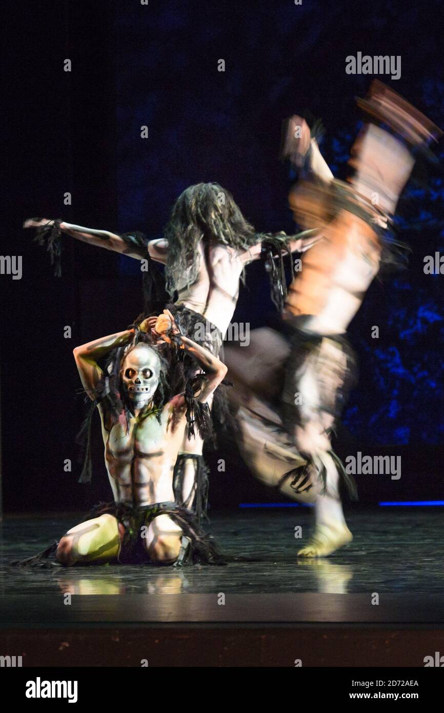 Des artistes de Rambert produisent des scènes de Ghost Dances de Christopher Bruce, au Sadler's Wells Theatre de Londres. Date de la photo: Mardi 16 mai 2017. Le crédit photo devrait se lire: Matt Crossick/ EMPICS Entertainment. Banque D'Images