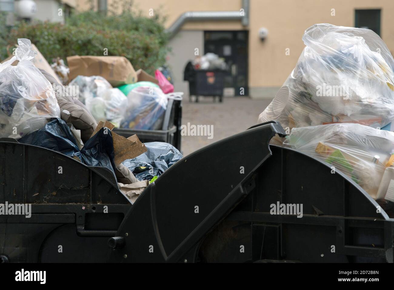 Berlin, Allemagne. 20 octobre 2020. Des poubelles pleines sont situées sur une cour dans le district de Kreuzberg. Le syndicat Verdi a appelé à des grèves d'avertissement. Les chantiers de recyclage resteront fermés, le service de collecte des ordures a suspendu les travaux, ainsi qu'une partie du service de nettoyage de rue. Dans le cycle actuel de négociation collective, le syndicat exige une augmentation des salaires de 4.8 pour cent, mais au moins 150 euros par mois. Credit: Paul Zinken/dpa/Alay Live News Banque D'Images