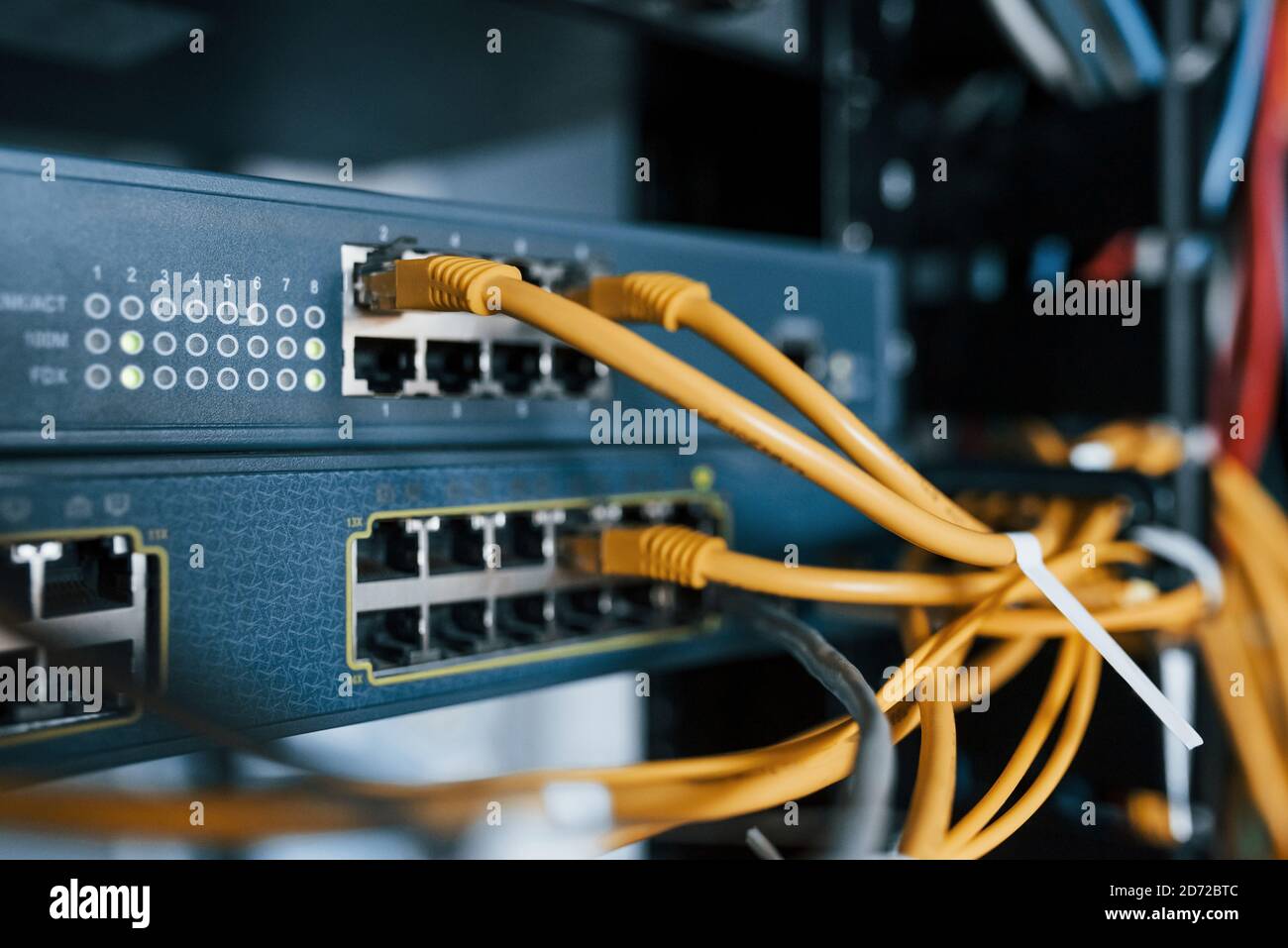 Vue rapprochée de l'équipement et des câbles Internet dans le salle des serveurs Banque D'Images