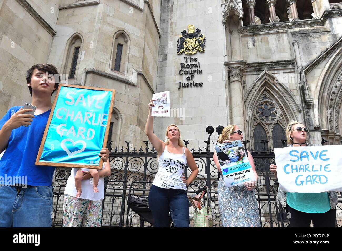 Des manifestants devant la haute Cour de Londres, lors d'une audience dans l'affaire Charlie Gard. Date de la photo: Lundi 10 juillet 2017. Le crédit photo devrait se lire: Matt Crossick/ EMPICS Entertainment. Banque D'Images