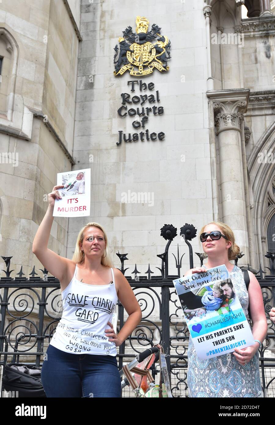 Des manifestants devant la haute Cour de Londres, lors d'une audience dans l'affaire Charlie Gard. Date de la photo: Lundi 10 juillet 2017. Le crédit photo devrait se lire: Matt Crossick/ EMPICS Entertainment. Banque D'Images