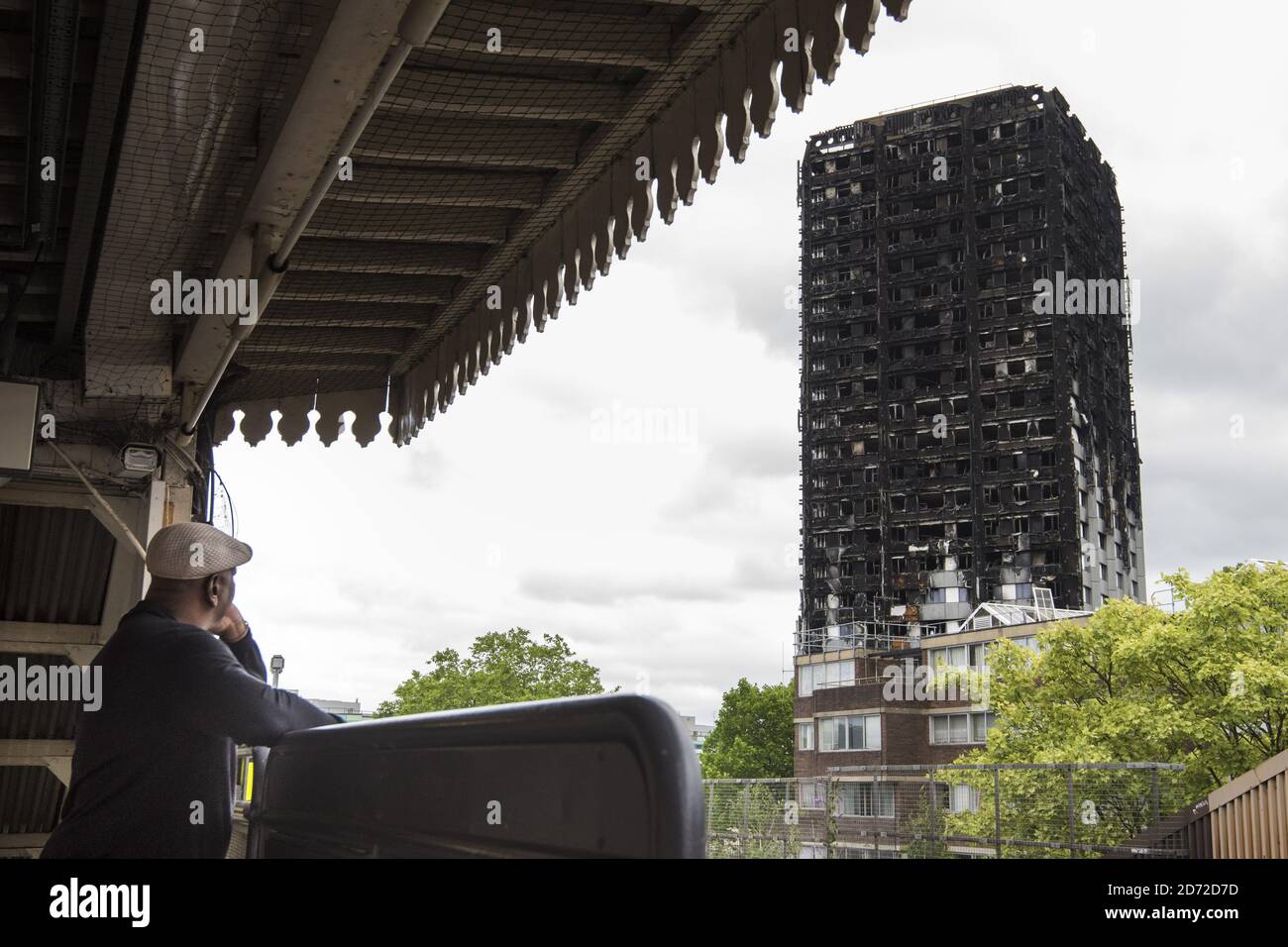 Vue générale des vestiges de la Grenfell Tower, un mois après le feu qui a englouti le bloc de 24 étages de Kensington, Londres. Date de la photo: Mercredi 12 juillet 2017. Le crédit photo devrait se lire: Matt Crossick/ EMPICS Entertainment. Banque D'Images