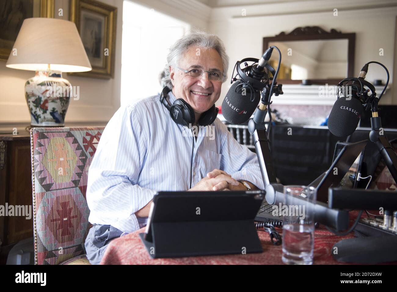 John Suchet sur l'air lors de la fête du 25e anniversaire classique FMÕs à Dumfries House, en Écosse. Le récital aura lieu en présence de son Altesse Royale, du prince de Galles et de la duchesse de Cornouailles. Date de la photo: Mercredi 6 septembre 2017. Le crédit photo devrait se lire: Matt Crossick/ EMPICS Entertainment. Banque D'Images
