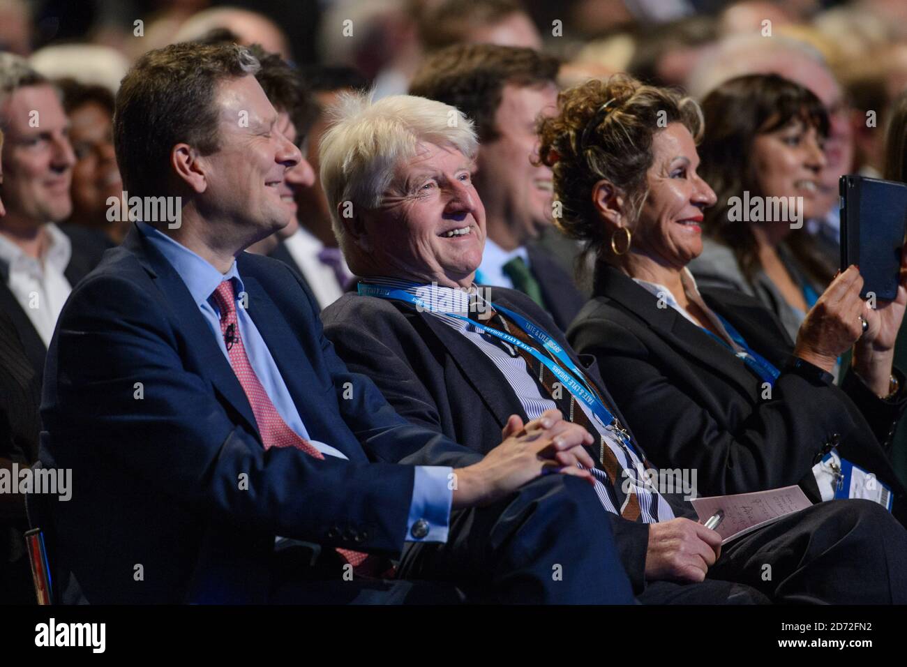 Stanley Johnson regarde son fils, Boris Johnson, ministre des Affaires étrangères, prononcer un discours lors de la Conférence du Parti conservateur, au Manchester Central Convention Complex. Date de la photo : 3 octobre 2017. Le crédit photo devrait se lire: Matt Crossick/ EMPICS Entertainment. Banque D'Images