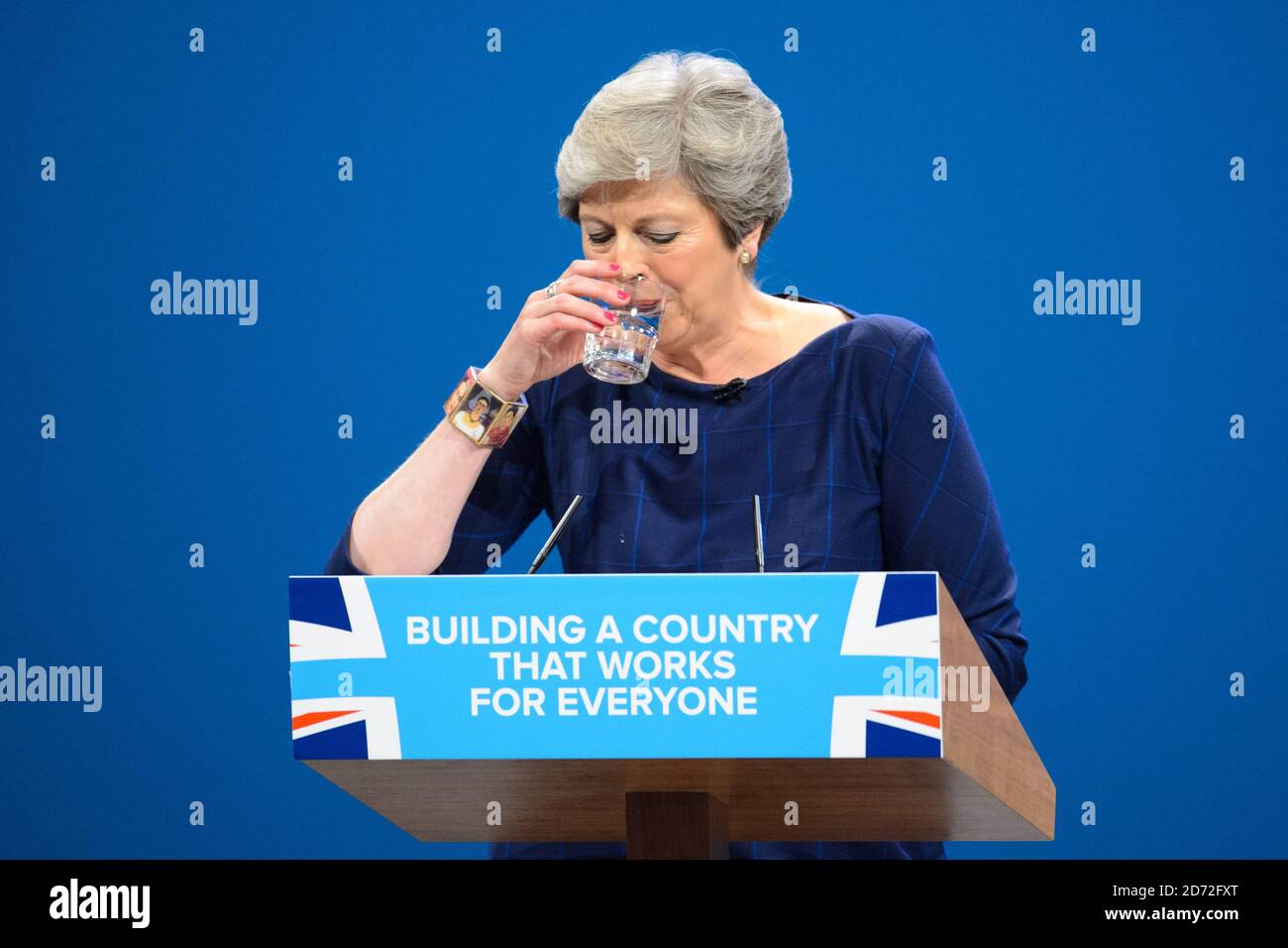 La première ministre Theresa May lutte contre la toux lorsqu'elle parle à la Conférence du Parti conservateur, au complexe de congrès de Manchester Central à Manchester. Date de la photo : 4 octobre 2017. Le crédit photo devrait se lire: Matt Crossick/ EMPICS Entertainment. Banque D'Images