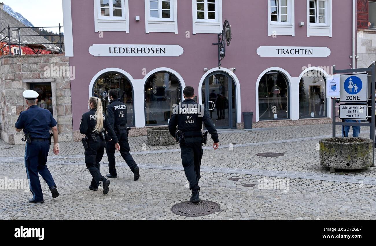 Berchtesgaden, Allemagne. 20 octobre 2020. Des policiers marchent dans la zone piétonne du centre-ville. A partir de 14.00 heures, les restrictions de sortie dans le district de Berchtesgadener Land entrent en vigueur. Credit: Peter Kneffel/dpa/Alay Live News Banque D'Images