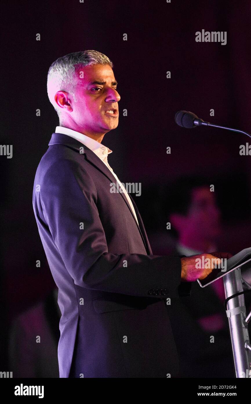 Le maire de Londres, Sadiq Khan, prononce un discours aux Pink News Awards, à One Street, Londres. Date de la photo: Mercredi 18 octobre 2017. Le crédit photo devrait se lire: Matt Crossick/ EMPICS Entertainment. Banque D'Images