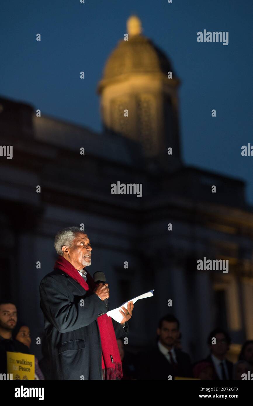 Kofi Annan prononce un discours à Trafalgar Square, Londres, avant une marche symbolique avec les anciens, un groupe de dirigeants mondiaux fondé par Nelson Mandela, qui a terminé devant la statue de Mandela sur la place du Parlement. Date de la photo: Lundi 23 octobre 2017. Le crédit photo devrait se lire: Matt Crossick/ EMPICS Entertainment. Banque D'Images