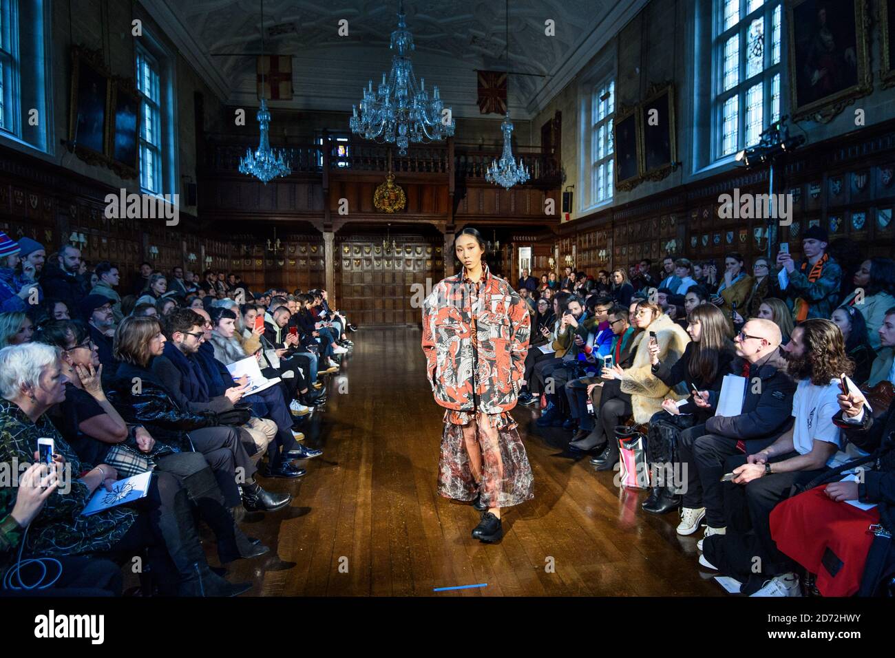 Modèles sur la passerelle pendant le spectacle AW18 de l'Edward Crutchley London Fashion week pour hommes, tenu au Ironmongers' Hall, Londres. Date de la photo: Samedi 6 janvier 2018. Le crédit photo devrait se lire: Matt Crossick/ EMPICS Entertainment. Banque D'Images