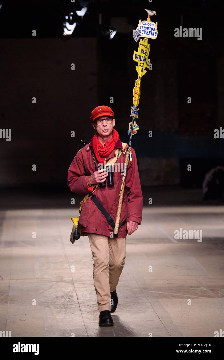 Les modèles portent des motifs de Rottingdean Bazaar sur la passerelle lors du SPECTACLE MAN London Fashion week pour hommes AW18, qui s'est tenu à l'Old Selfridge's Hotel, Londres. Date de la photo: Dimanche 7 janvier 2018. Le crédit photo devrait se lire: Matt Crossick/ EMPICS Entertainment. Banque D'Images