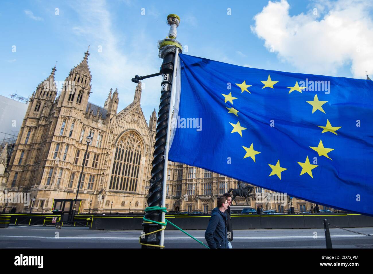 Les manifestants anti-Brexit arborer le drapeau de l'UE devant le Parlement de Londres. Date de la photo: Mardi 6 février 2018. Le crédit photo devrait se lire: Matt Crossick/ EMPICS Entertainment. Banque D'Images