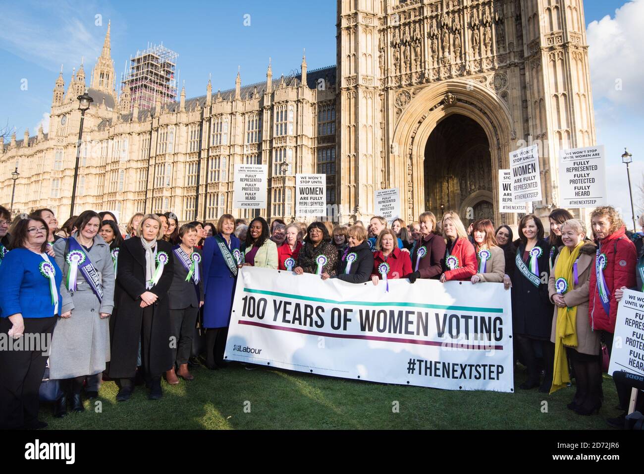 Les femmes membres du Cabinet fantôme et les politiciens travaillistes lancent une campagne célébrant 100 ans de suffrage féminin, à l'extérieur des chambres du Parlement de Londres. Date de la photo: Mardi 6 février 2018. Le crédit photo devrait se lire: Matt Crossick/ EMPICS Entertainment. Banque D'Images