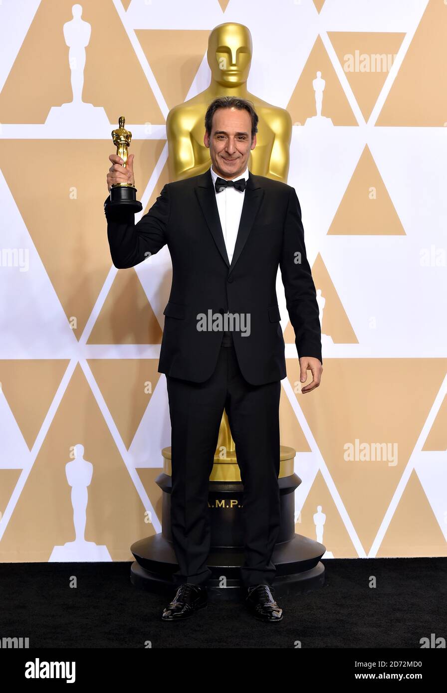 Alexandre Desplat avec son meilleur score original Oscar pour la forme de l'eau dans la salle de presse à la 90e Academy Awards tenue au Dolby Theatre à Hollywood, Los Angeles, USA.Â crédit photo devrait lire: Matt Crossick/EMPICS Entertainment Banque D'Images